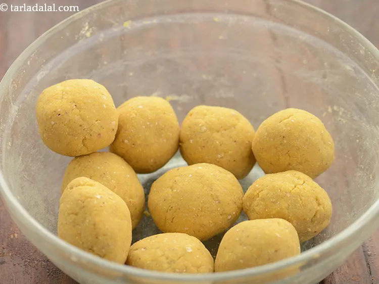 स्टेप 8 – प्रत्येक भाग को गोल बॉल्स का आकार दें और एक …