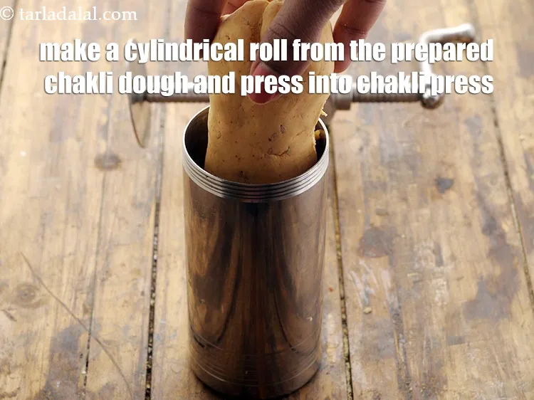 स्टेप 14 – तैयार चकली के आटे का बेलनाकार रोल बनाकर उसे चकली …