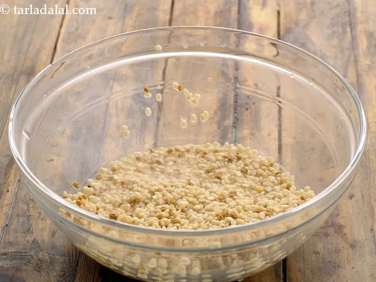 स्टेप 7 – इसे छलनी की मदद से छान लें।