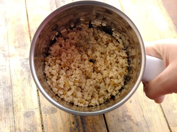 Step 19 – Transfer the soaked and drained urad dal and fenugreek seeds to a mixer jar.