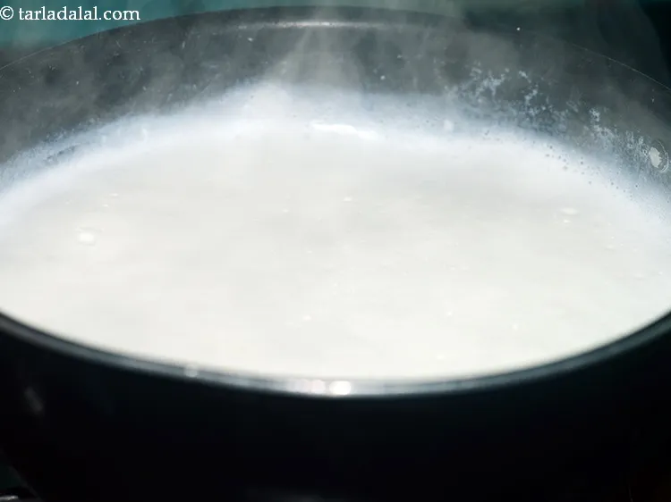 स्टेप 6 – <strong>मखाने की खीर</strong> बनाने के लिए, फुल-फैट दूध डालकर उबाल …