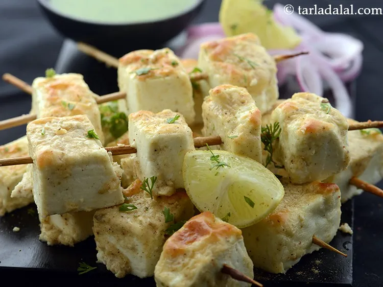 Step 17 – Serve<strong> makhmali paneer tikka</strong> hot with mint-coriander chutney.&nbsp;