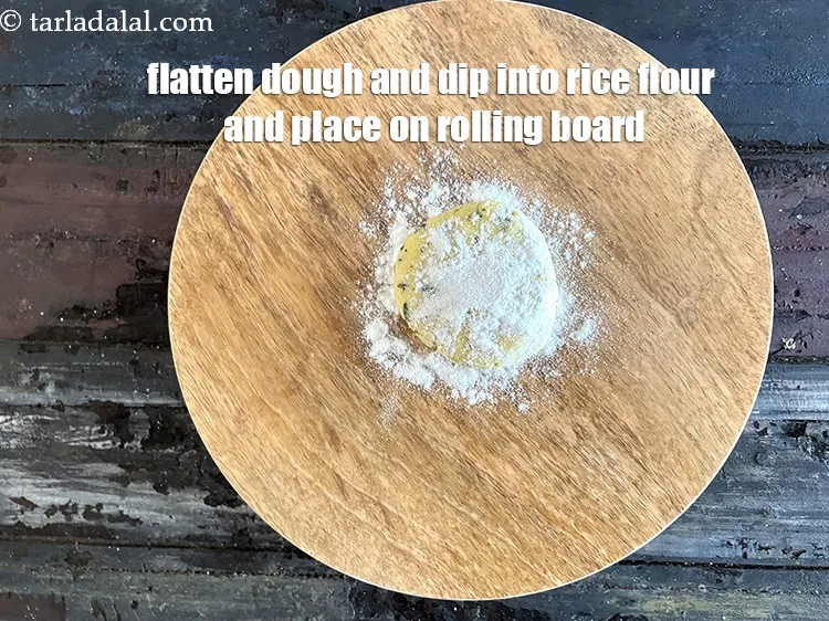 Step 15 – Faltten the dough, dip into rice flour so both sides have been quoted with rice …