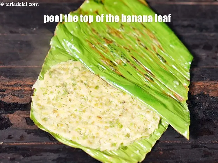 Step 37 – <meta charset="UTF-8" />Peel the top of the banana leaf. Your&nbsp;<strong>moong sprouts panki recipe&nbsp;</strong>is ready.&nbsp;&nbsp; &nbsp;