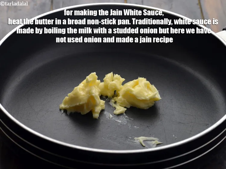 स्टेप 1 – <strong>जैन व्हाइट सॉस</strong> बनाने के लिए, एक चौड़े नॉन-स्टिक पैन …