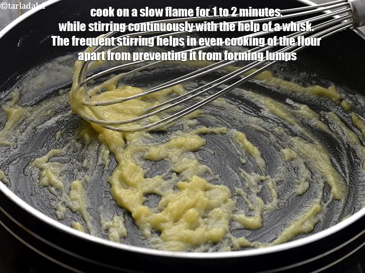 स्टेप 3 – धीमी आंच पर लगातार हिलाते हुए ह्विस्क की मदद से …