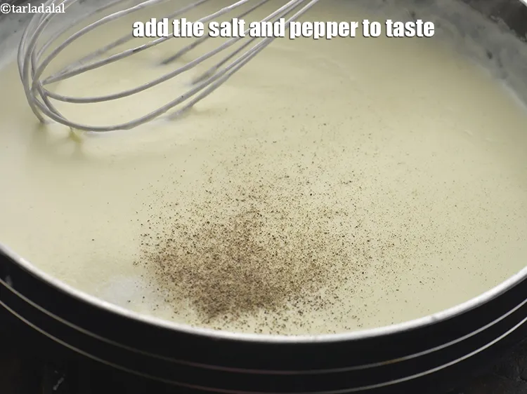 स्टेप 6 – नमक और काली मिर्च डालें।
