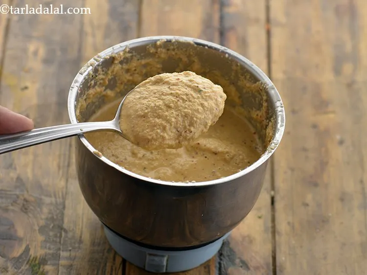 स्टेप 8 – १/२ कप पानी का उपयोग करके मिक्सर में मुलायम होने …