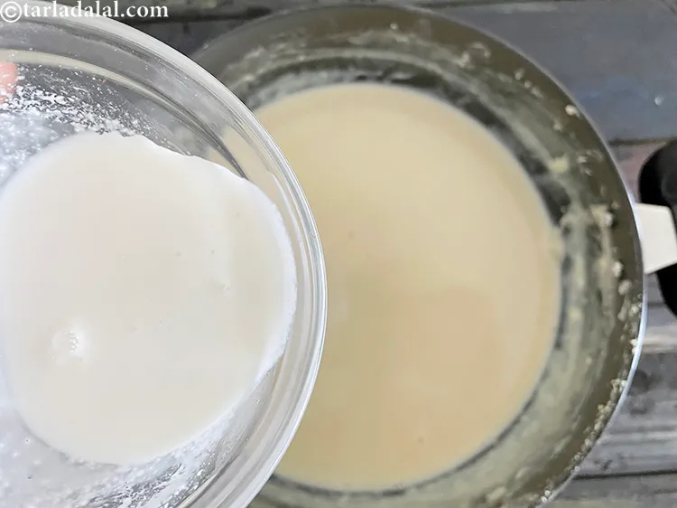 स्टेप 28 – कॉर्नफ्लोर का मिश्रण डालें।