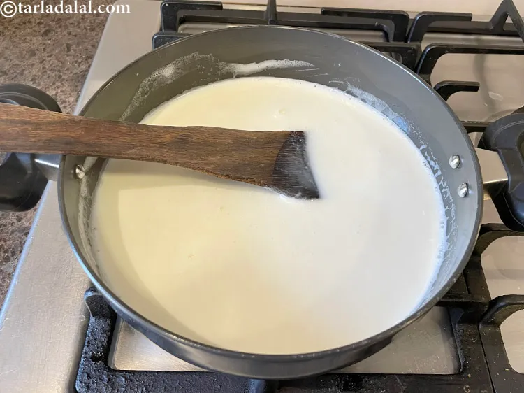 स्टेप 20 – <strong>५ मिनट पर दूध को उबालने की छवि देखों।</strong> बीच-बीच …