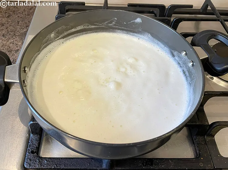 स्टेप 21 – <strong>७ मिनट पर दूध को उबालने की छवि देखों।</strong> <strong>दूध …