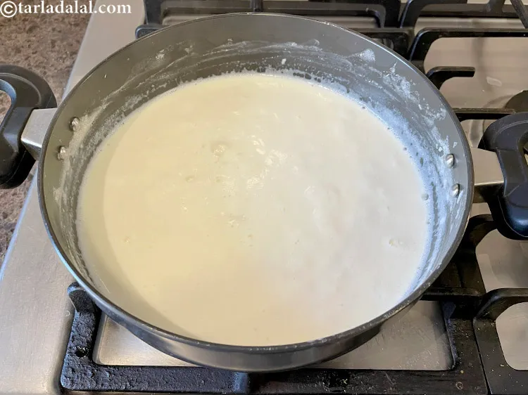 स्टेप 23 – दूध को धीमी आंच पर बीच-बीच में हिलाते हुए ४० …