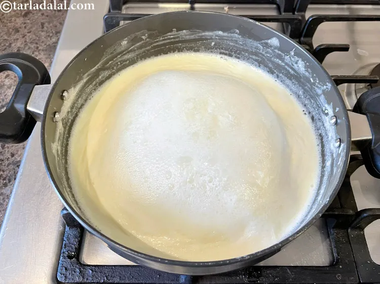 स्टेप 24 – १० मिनट पर छवि देखें। दूध अच्छे से पक रहा …