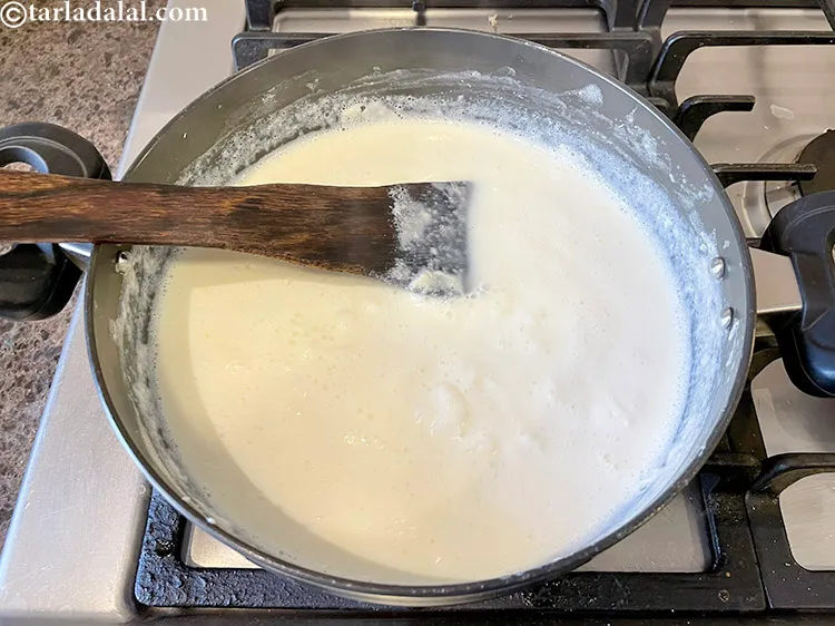 स्टेप 5 – <strong>Q. हमें मलाई कुल्फी के मिश्रण को कितनी बार हिलाना …