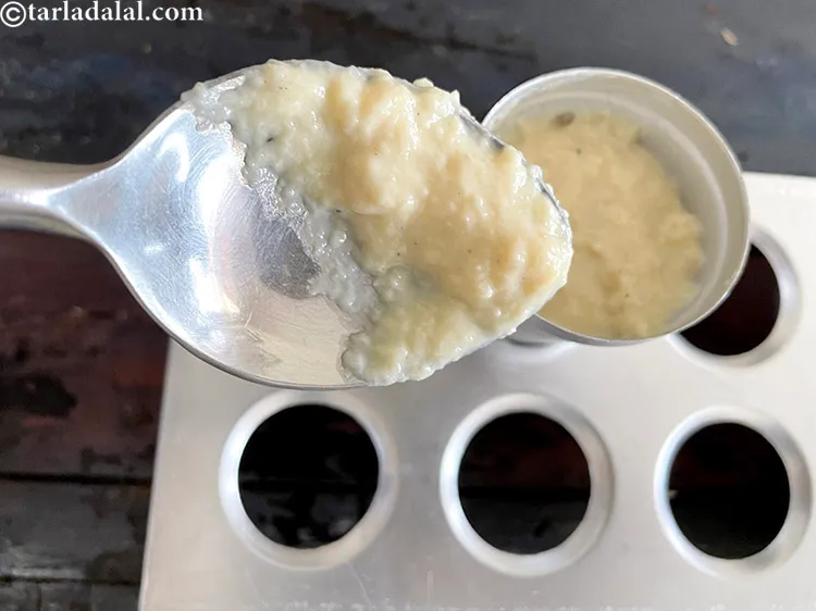 स्टेप 34 – कुल्फी के सांचे में चम्मच की सहायता से भर दीजिये।