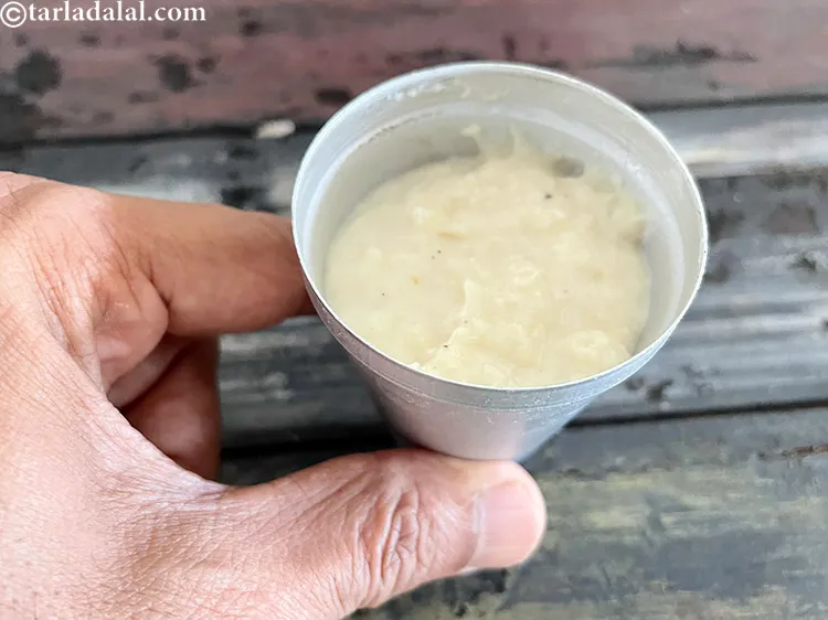 स्टेप 35 – भरे हुए कुल्फी के सांचे को जमने से पहले कुल्फी …