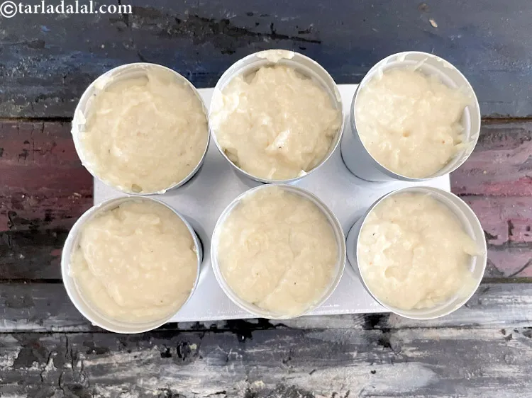 स्टेप 36 – सभी ६ कुल्फी के साँचे भरें।