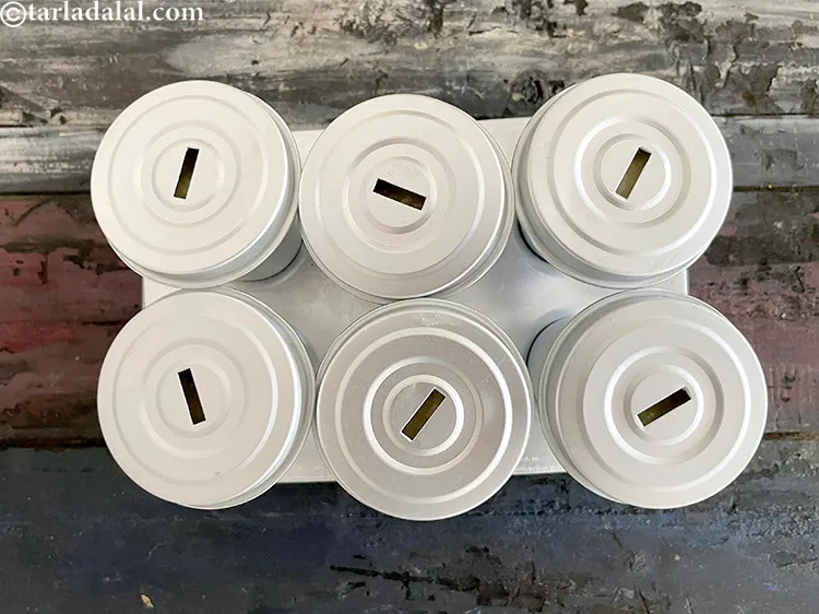 स्टेप 37 – कुल्फी के सांचे पर ढक्कन लगा दीजिये।