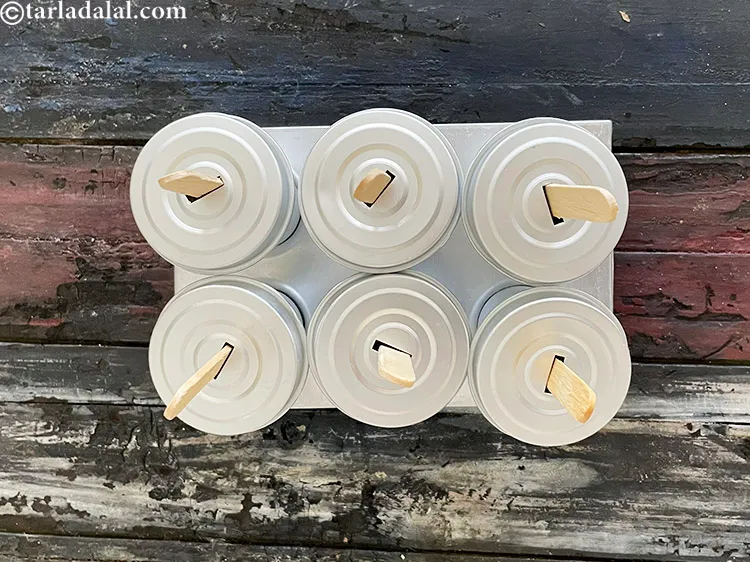 स्टेप 38 – लकड़ी की छोटी छड़ी डालें और इसे साँचे के नीचे …