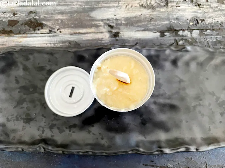 स्टेप 40 – कुल्फी के सांचे का ढक्कन खोलिये।