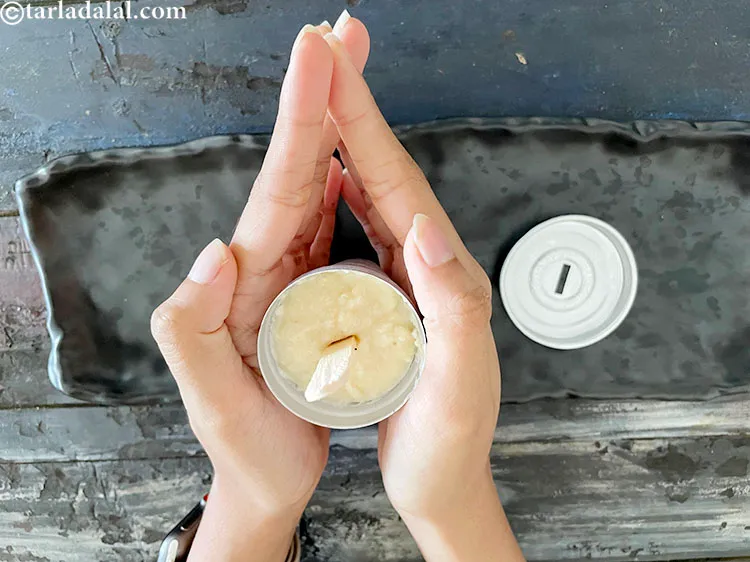 स्टेप 41 – कुल्फी के सांचे को अपने हाथों से अगल-बगल हिलाएं ताकि …