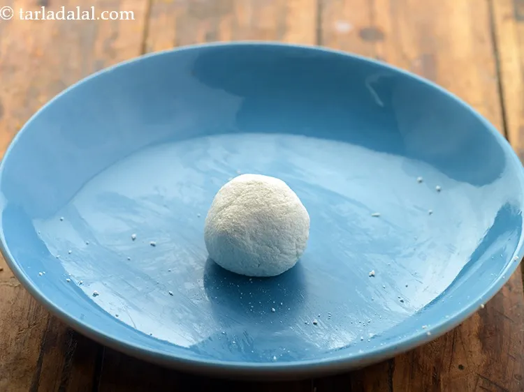 स्टेप 3 – अच्छी तरह से गूंध के आटा बना लें।