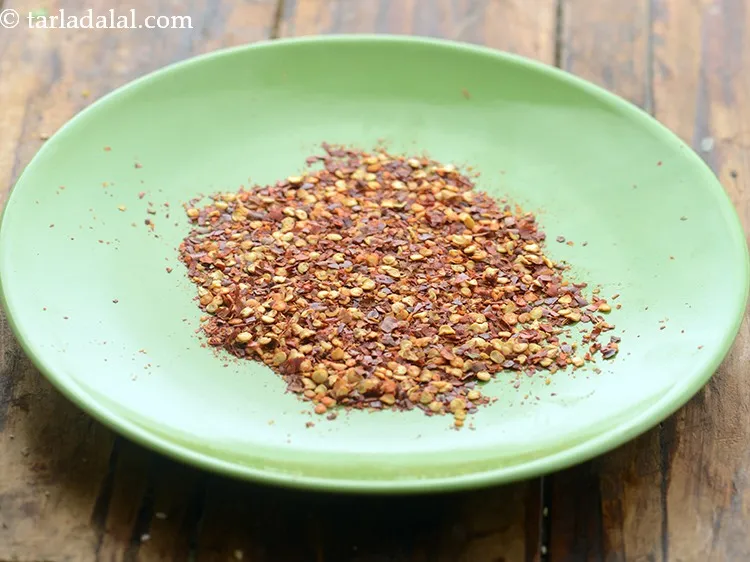 स्टेप 5 – सूखी लाल मिर्च के फ्लैकस् को एक प्लेट मे लें।