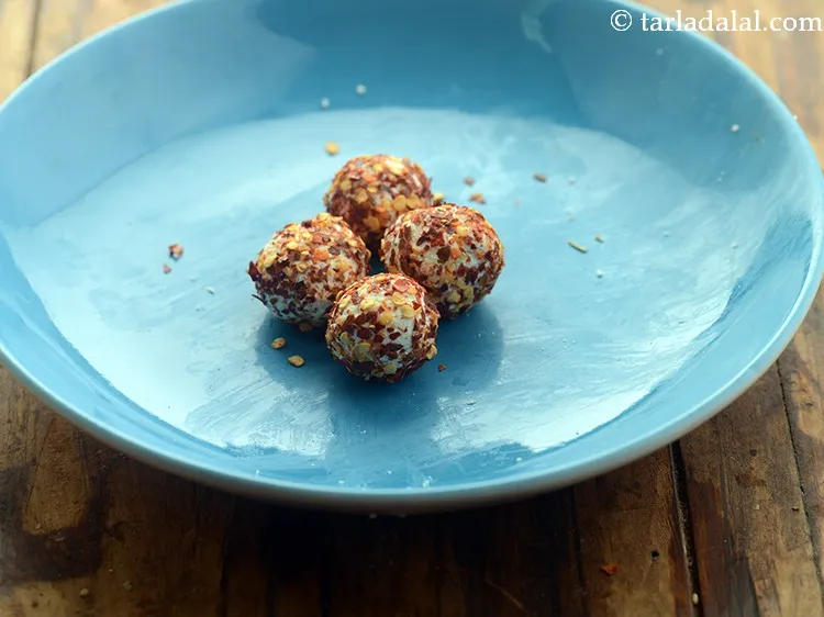 स्टेप 7 – इसी तरह अन्य ३ पनीर मिर्च फ्लेक बॉल्स को भी …