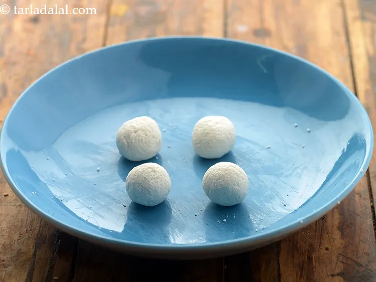 स्टेप 4 – आटे को ४ बराबर भागों में विभाजित करें और प्रत्येक …