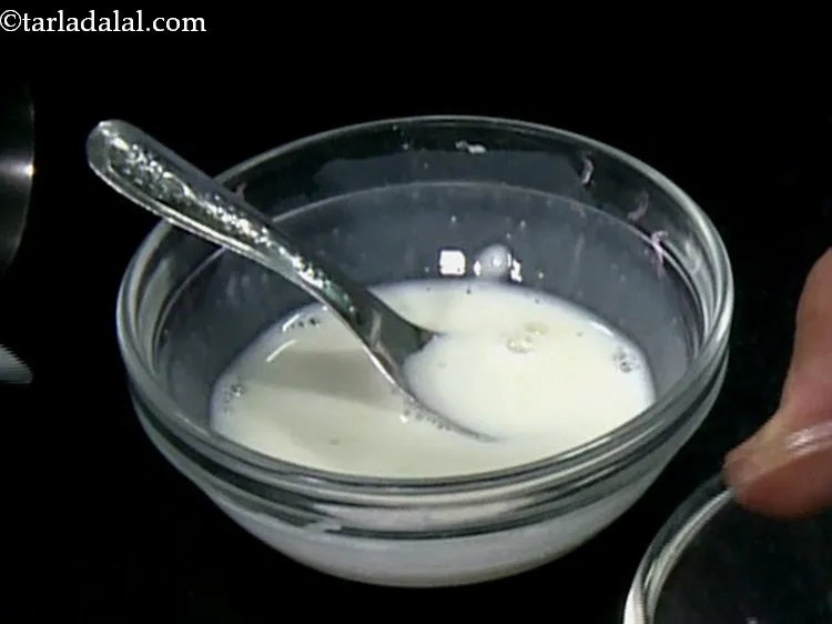 स्टेप 9 – इसमें दूध डालें। इसे तब तक अच्छे से मिलाएं जब …