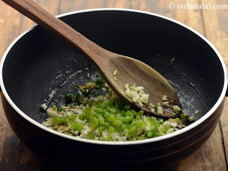 स्टेप 22 – शिमला मिर्च डालें। मनचाऊ सूप को और अधिक रंगीन बनाने …