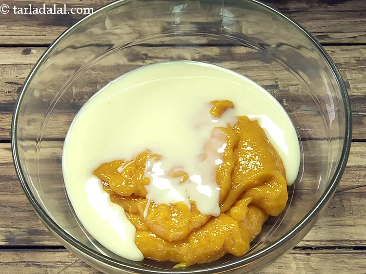 स्टेप 13 – १/२ कप <a href=""https://www.tarladalal.com/glossary-condensed-milk-hindi-672i"">कन्डेन्स्ड मिल्क</a> डालें। इससे आइसक्रीम अधिक स्वादिष्ट …