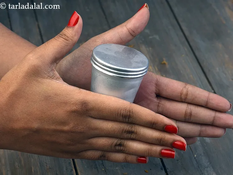 स्टेप 27 – कुल्फी अनमोल्ड करने के लिए, सांचों को ५ मिनट के …