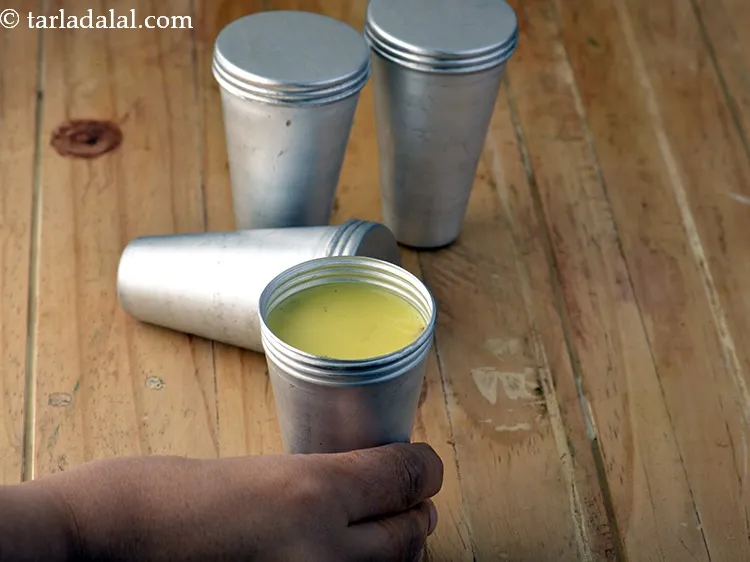 स्टेप 26 – मिश्रण को ११ कुल्फी के सांचों में डालें और रात …