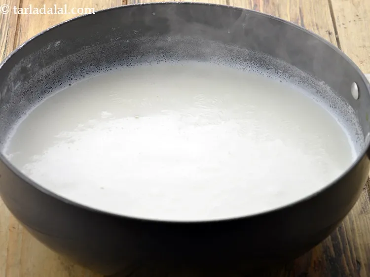 स्टेप 16 – मध्यम आंच पर ६ मिनट तक बीच-बीच में चलाते हुए …