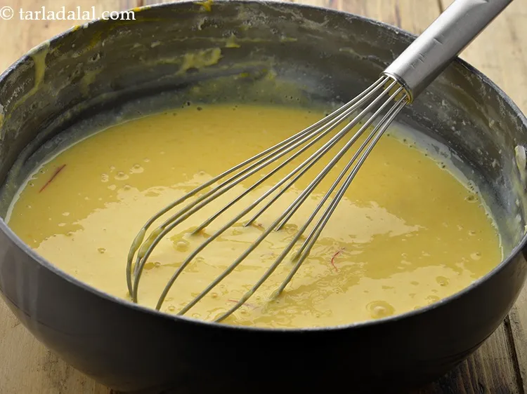 स्टेप 24 – एक व्हिस्क का उपयोग करके अच्छी तरह से मिलाएं।