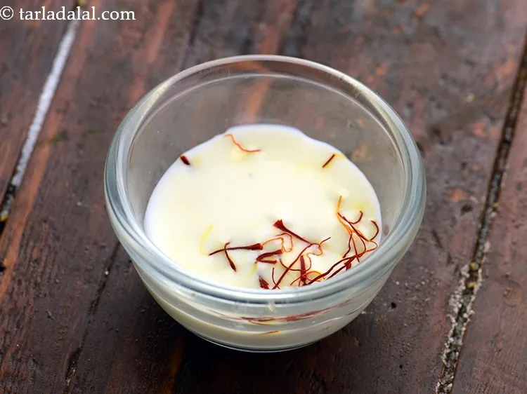 स्टेप 10 – १ टेबल-स्पून गुनगुना गर्म <a href=""https://www.tarladalal.com/glossary-milk-hindi-514i"">दूध</a> डालें। यह केसर से …