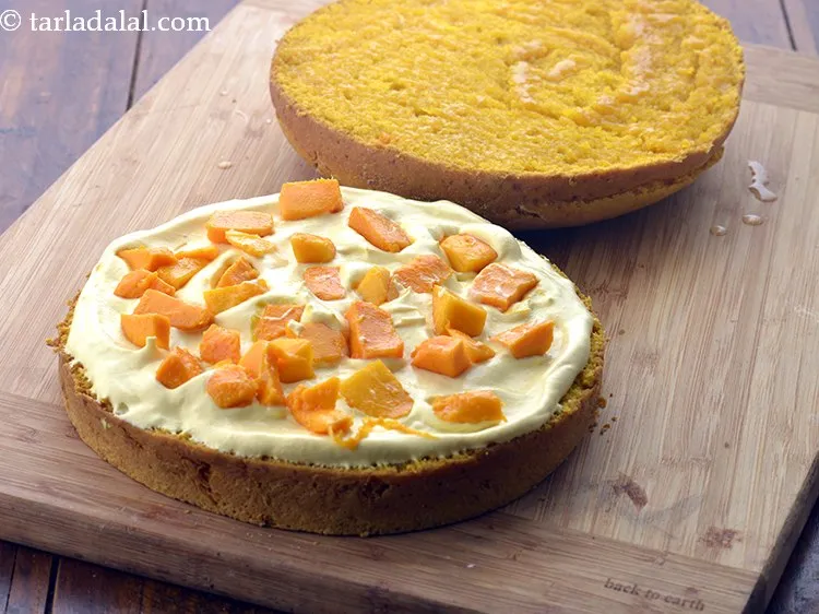 स्टेप 31 – इसके ऊपर&nbsp;१/४ कप&nbsp;<a href=""https://www.tarladalal.com/glossary-chopped-mango-hindi-803i"">कटे हुए आम</a> समान रूप से छिड़कें।