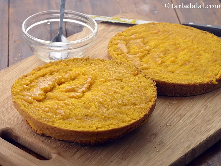 स्टेप 29 – केक के दोनों हिस्सों के अंदरूनी हिस्से पर&nbsp;1/4 कप&nbsp;<a href=""https://www.tarladalal.com/glossary-sugar-syrup-shakkar-ki-chashni-hindi-1055i"" …