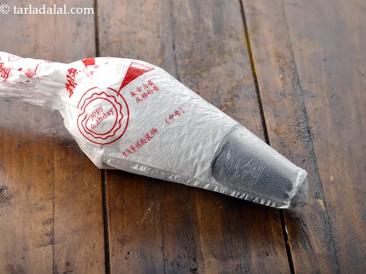 स्टेप 35 – केक के चारों ओर अपनी पसंद का कोई भी डिज़ाइन …