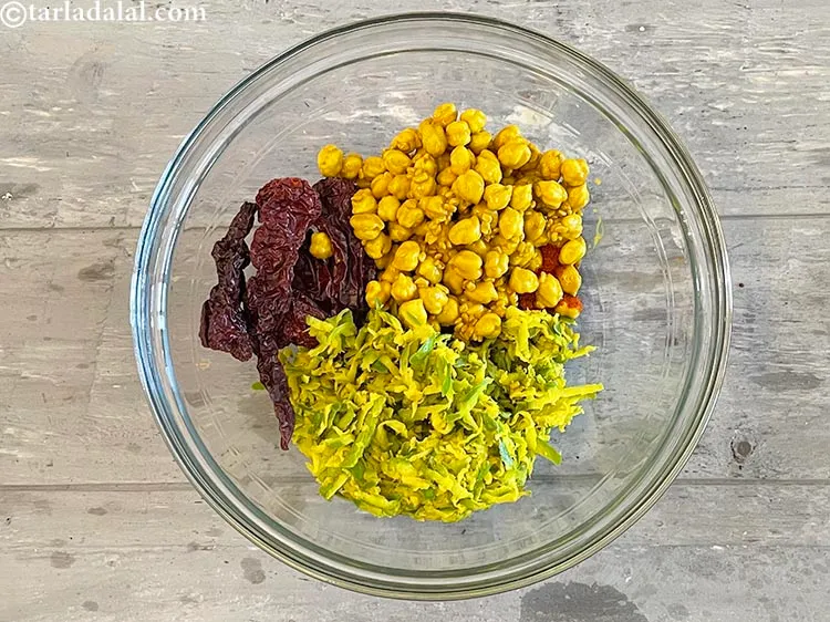 Step 28 – Add the&nbsp;kabuli chana-fenugreek seeds mixture.