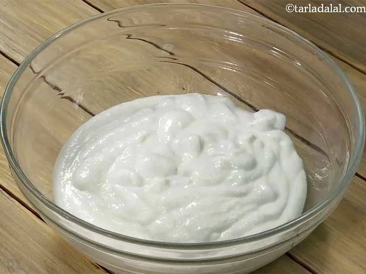 स्टेप 2 – <strong>इन्स्टन्ट मसाला अप्पे (पनियारम) </strong>के लिए, इडली के घोल को …