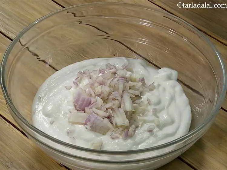 स्टेप 3 – बारीक कटे हुए प्याज डालें। इसे अधिक रंगीन और पौष्टिक …