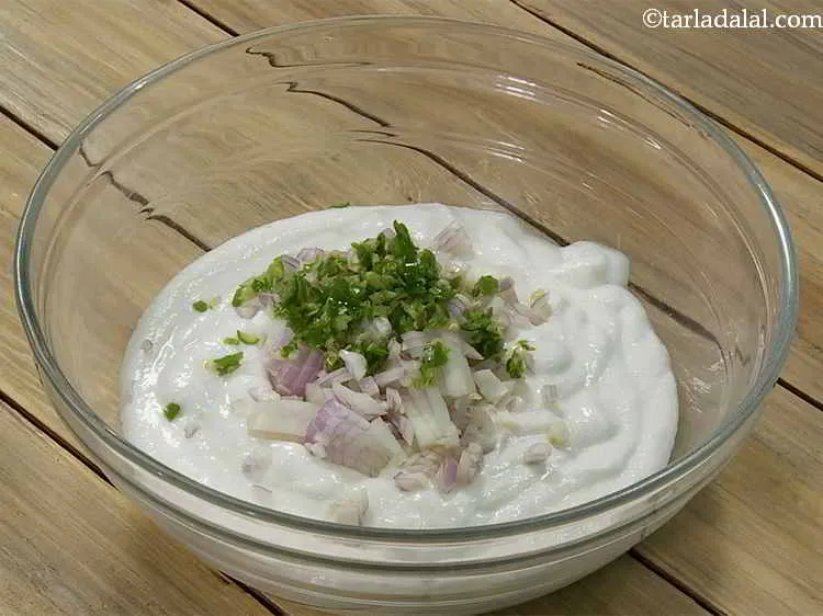 स्टेप 4 – अब इसमें बारीक कटी हुई हरी मिर्च डालें।