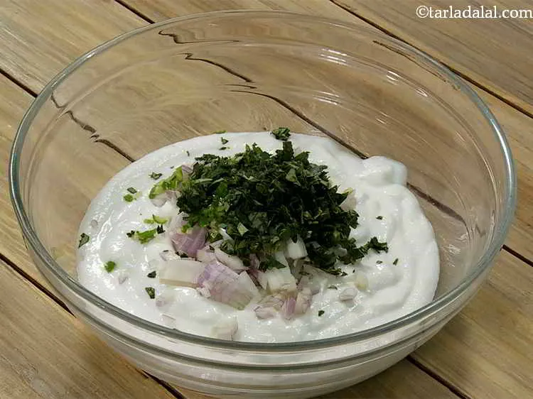 स्टेप 6 – बारीक कटे हुए कडी पत्ते डालें। यह मसाला पनियारम घोल …