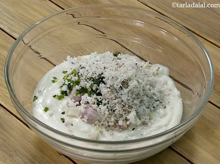 स्टेप 7 – ताजा कसा हुआ नारियल डालें। नारियल का उपयोग दक्षिण-भारतीय व्यंजनों …