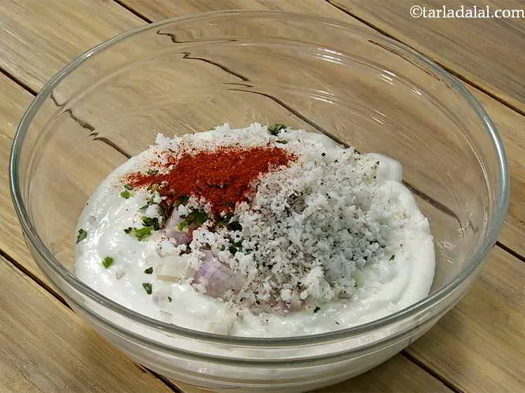 स्टेप 8 – मिर्च पाउडर डालें।