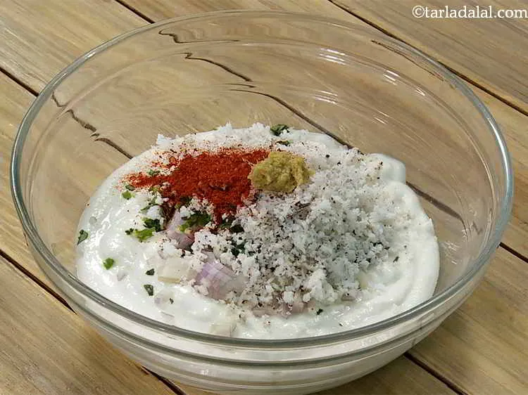 स्टेप 9 – अदरक की पेस्ट डालें। बारीक कटी हुई हरी मिर्च को …