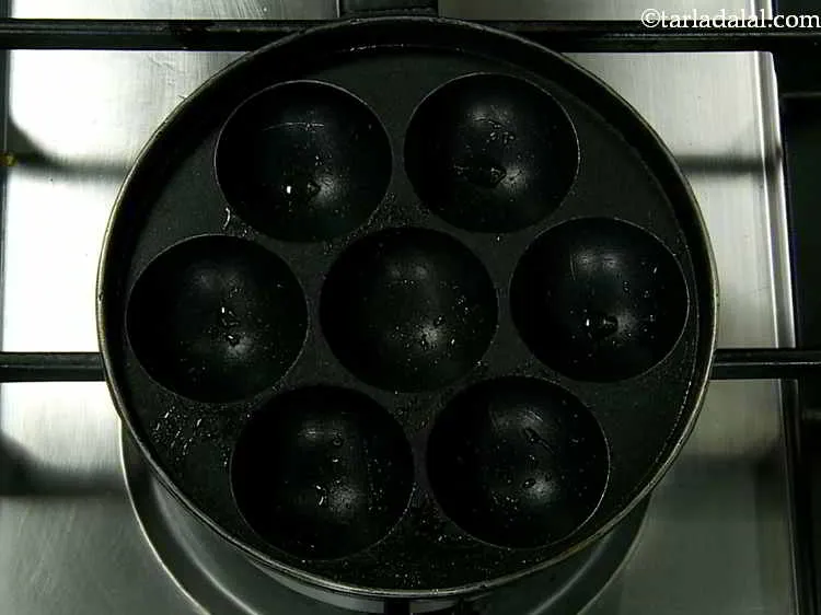 स्टेप 12 – अप्पे मोल्ड को मघ्यम आंच पर गरम करें और उसमें …