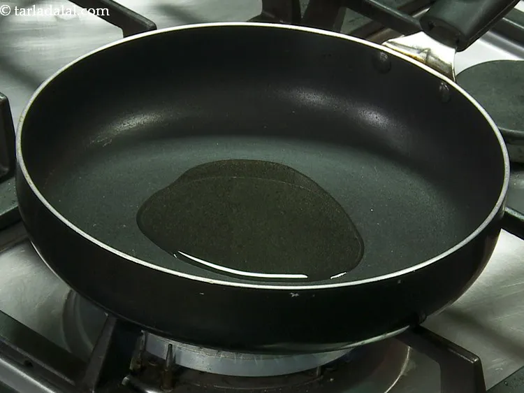 स्टेप 2 – <strong>मसाला चीज़ टोस्ट</strong> के लिए मसाला टॉपिंग बनाने के लिए, …